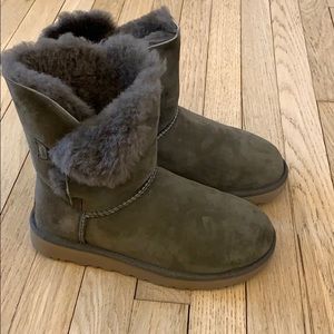 UGG Bailey Button- Eucalyptus Women’s size 7